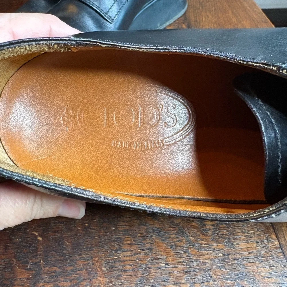 Tod’s- Classic Black Leather Oxford Shoes with a Thick Sole. Size US 7.5